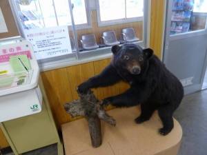 小国駅の剥製