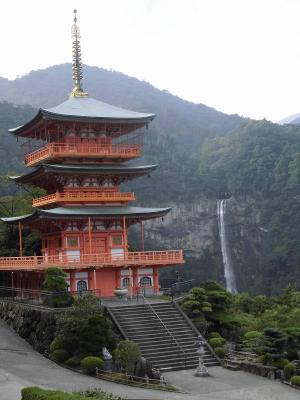熊野那智大社の三重塔と滝