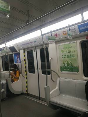 大連地下鉄２号線車内